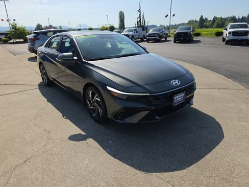 Used 2025 Hyundai Elantra SEL FWD image 8