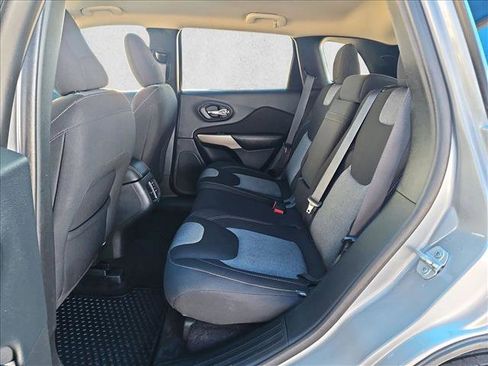 Used 2018 Jeep Cherokee Latitude w/ Cold Weather Group image 18