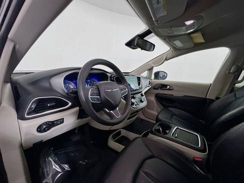 Used 2023 Chrysler Pacifica Touring-L FWD image 18