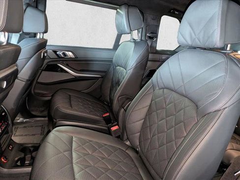Used 2024 BMW X7 xDrive40i w/ M Sport Package AWD/4WD image 19