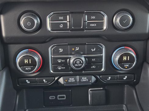 Used 2024 Chevrolet Suburban Z71 w/ Luxury Package image 15