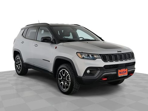 Used 2025 Jeep Compass Trailhawk AWD/4WD image 1