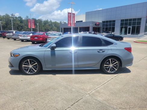 Used 2023 Honda Civic Touring image 2