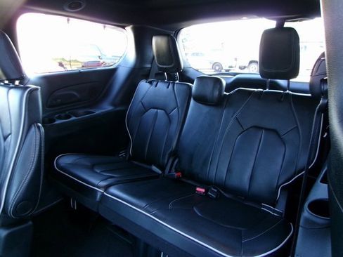 Used 2025 Chrysler Pacifica Limited image 21