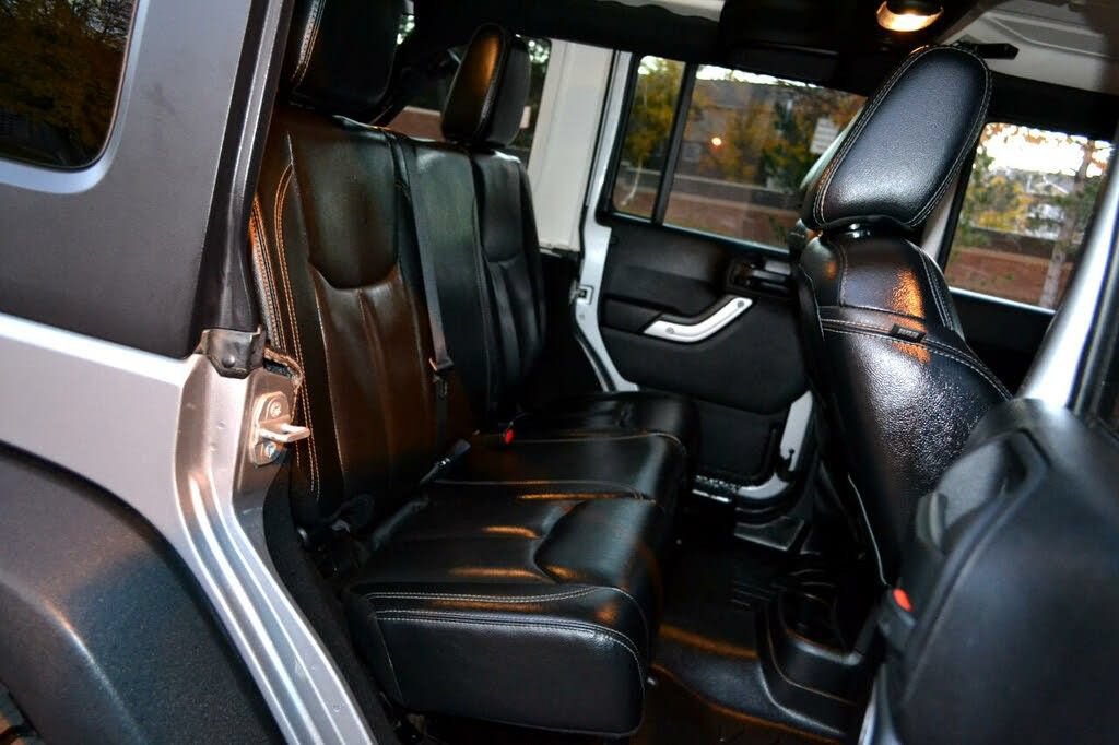 Used 2015 Jeep Wrangler Unlimited Rubicon w/ Dual Top Group AWD/4WD image 29