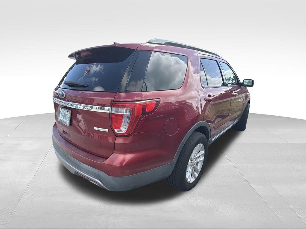 Used 2017 Ford Explorer XLT w/ Equipment Group 201A FWD image 5