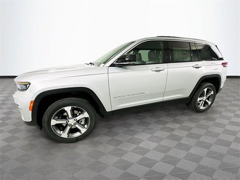 New 2025 Jeep Grand Cherokee Limited w/ Luxury Tech Group II image 23