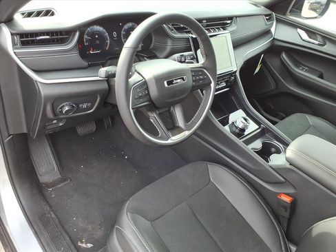 New 2025 Jeep Grand Cherokee L Altitude image 4