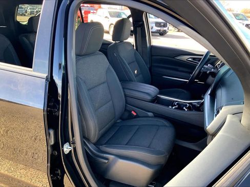 Used 2025 Chevrolet Traverse LT image 9