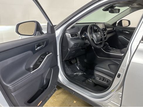 Used 2022 Toyota Highlander XLE image 2