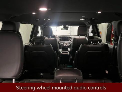 Used 2025 Chrysler Pacifica Select FWD image 5