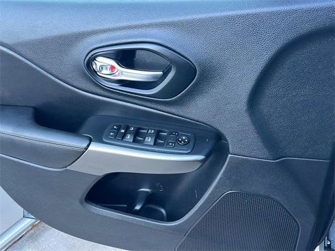 Used 2021 Jeep Cherokee Latitude Lux image 25