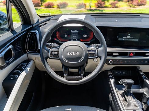 Used 2025 Kia Sorento EX w/ Panoramic Sunroof Package FWD image 24