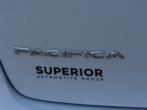 Used 2024 Chrysler Pacifica Limited FWD image 7