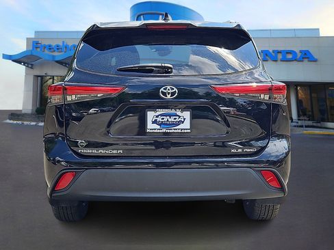 Used 2022 Toyota Highlander XLE image 6