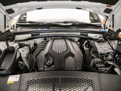 Certified 2024 Porsche Macan AWD/4WD image 32