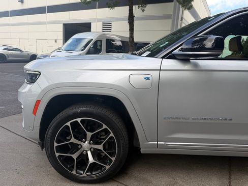 Used 2022 Jeep Grand Cherokee Summit AWD/4WD image 8