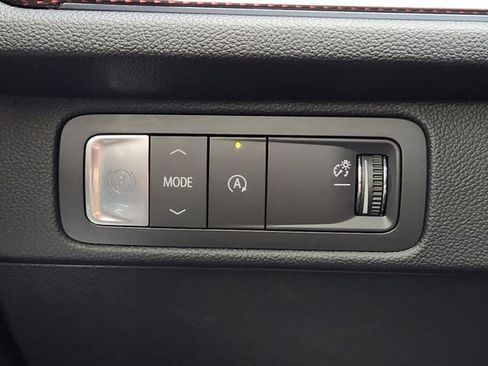 Used 2025 Chevrolet Traverse RS FWD image 24