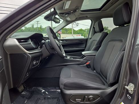 Certified 2023 Jeep Grand Cherokee Laredo X AWD/4WD image 13