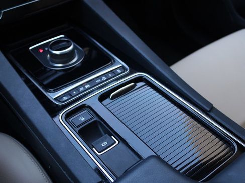 Used 2020 Jaguar F-PACE Premium image 18