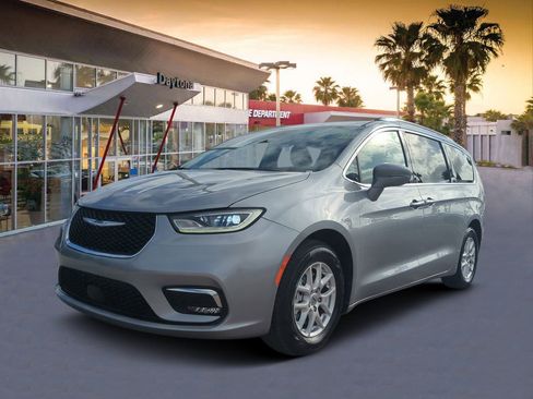 Certified 2021 Chrysler Pacifica Touring-L image 7