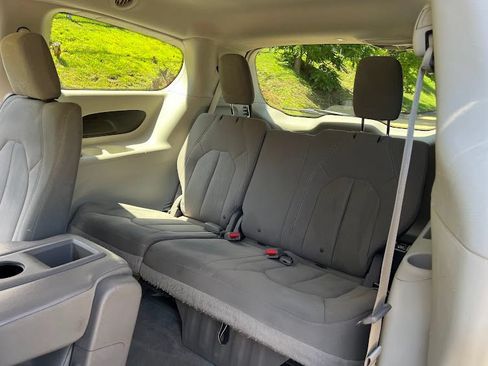 Used 2017 Chrysler Pacifica Touring FWD image 43