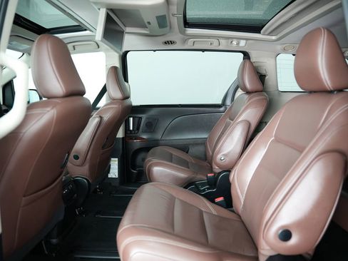 Used 2018 Toyota Sienna Limited Premium image 39