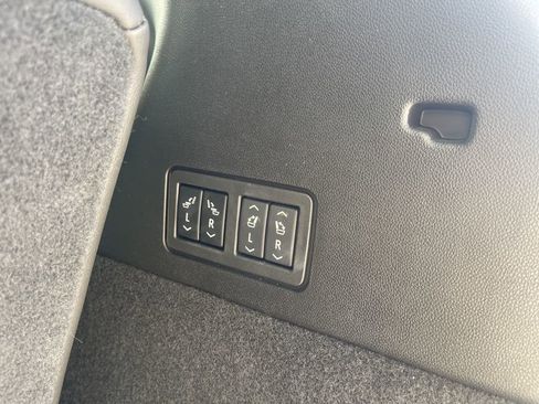 Used 2024 Cadillac XT6 Sport image 17