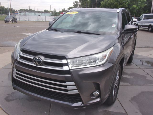 Used 2019 Toyota Highlander XLE AWD/4WD image 17
