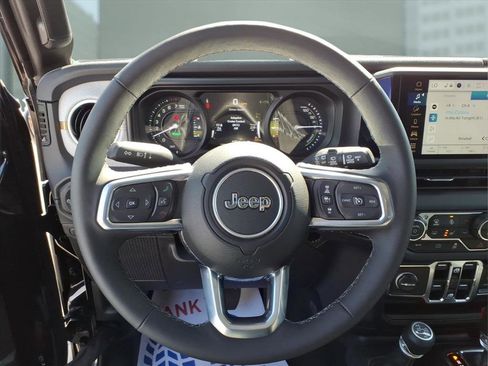 Used 2025 Jeep Wrangler Sahara image 19