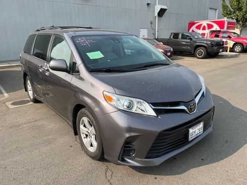 Used 2020 Toyota Sienna LE w/ LE Preferred Package FWD image 2