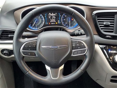 Used 2017 Chrysler Pacifica Touring-L image 34