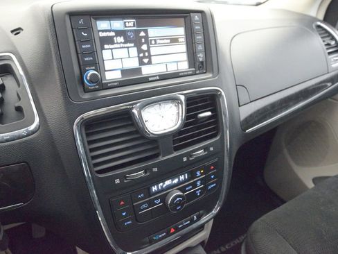 Used 2012 Chrysler Town & Country Touring image 22