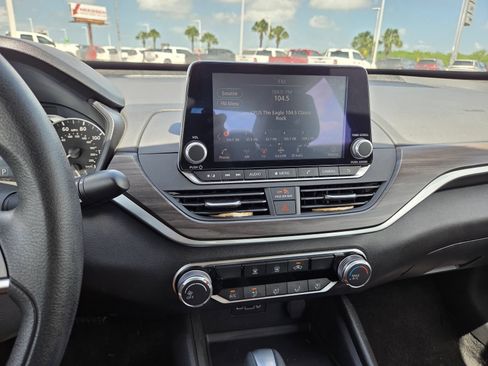 Used 2025 Nissan Altima 2.5 SV FWD image 9