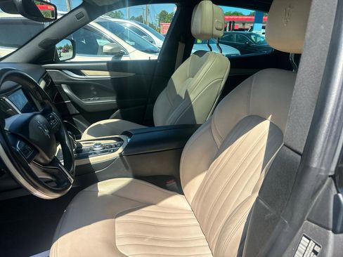 Used 2018 Maserati Levante GranLusso AWD/4WD image 16