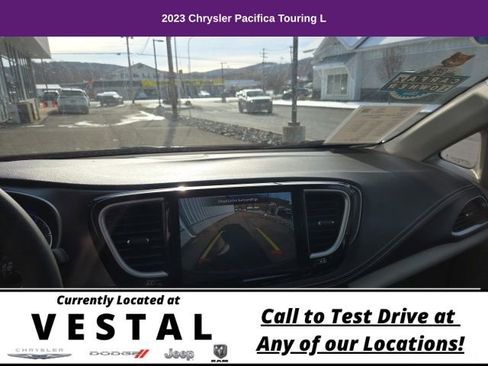 Used 2023 Chrysler Pacifica Touring-L image 22