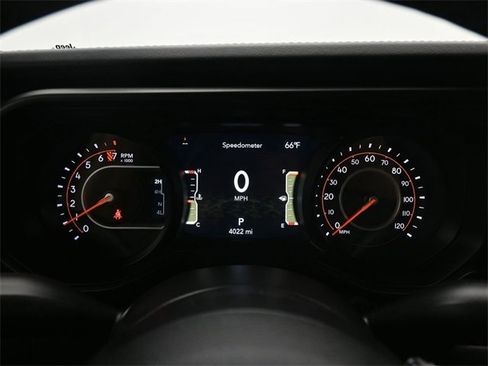 Used 2025 Jeep Gladiator Mojave w/ Convenience Group image 9