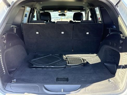 Used 2019 Jeep Grand Cherokee Laredo image 9