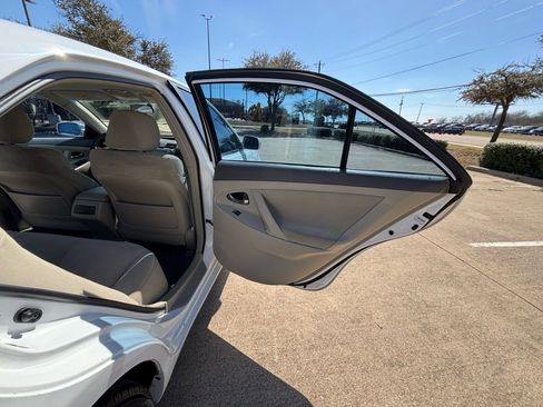 Used 2010 Toyota Camry LE image 18