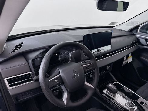 New 2026 Mitsubishi Outlander SE image 9