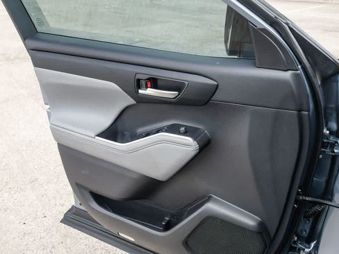 Used 2023 Toyota Highlander XLE FWD image 26