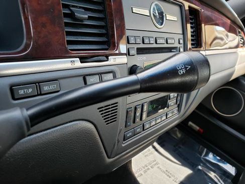 Used 2010 Lincoln Town Car Signature Limited image 23