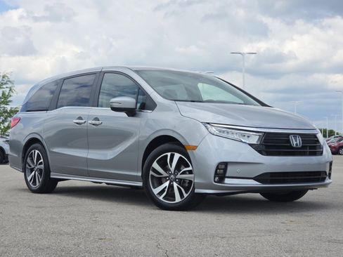 Used 2024 Honda Odyssey Touring image 2