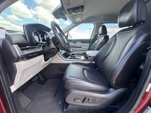 Used 2023 Kia Carnival LX FWD image 2