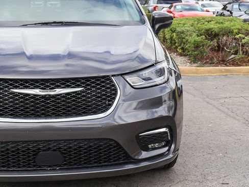 Used 2023 Chrysler Pacifica Touring-L image 15