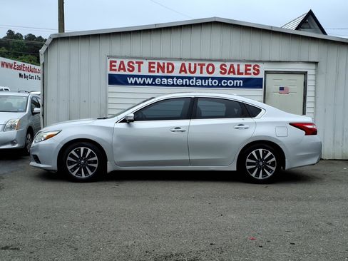 Used 2016 Nissan Altima 2.5 SV w/ Convenience Package FWD image 2