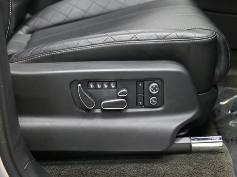 Used 2017 Bentley Bentayga AWD/4WD image 96