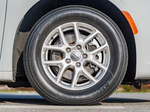 Used 2024 Chrysler Pacifica Touring-L image 9