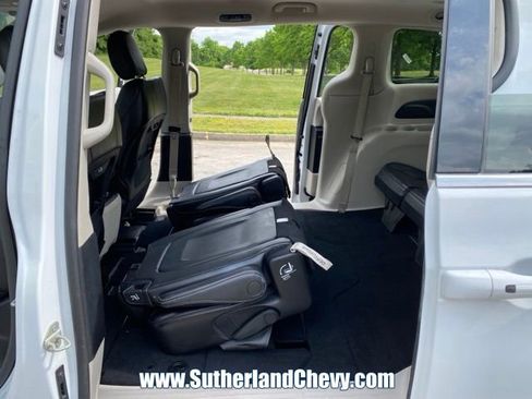 Used 2023 Chrysler Pacifica Touring-L FWD image 35