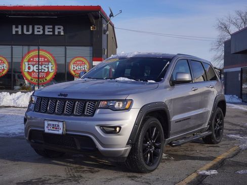 Used 2017 Jeep Grand Cherokee Altitude image 3